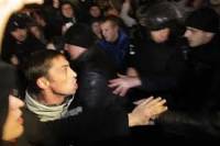 В Борисполе несколько сотен активистов блокируют главную дорогу города, чтобы не пустить в Киев «титушек»